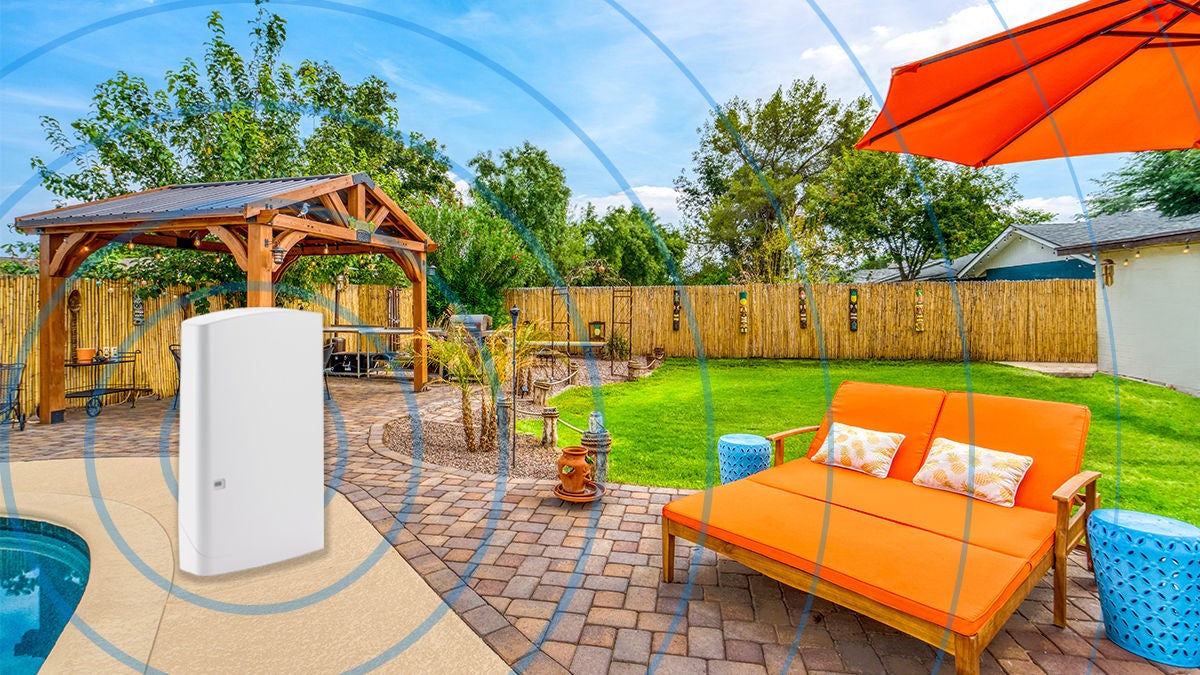 grassy backyard with wifi circles around gigaspire-u4hm