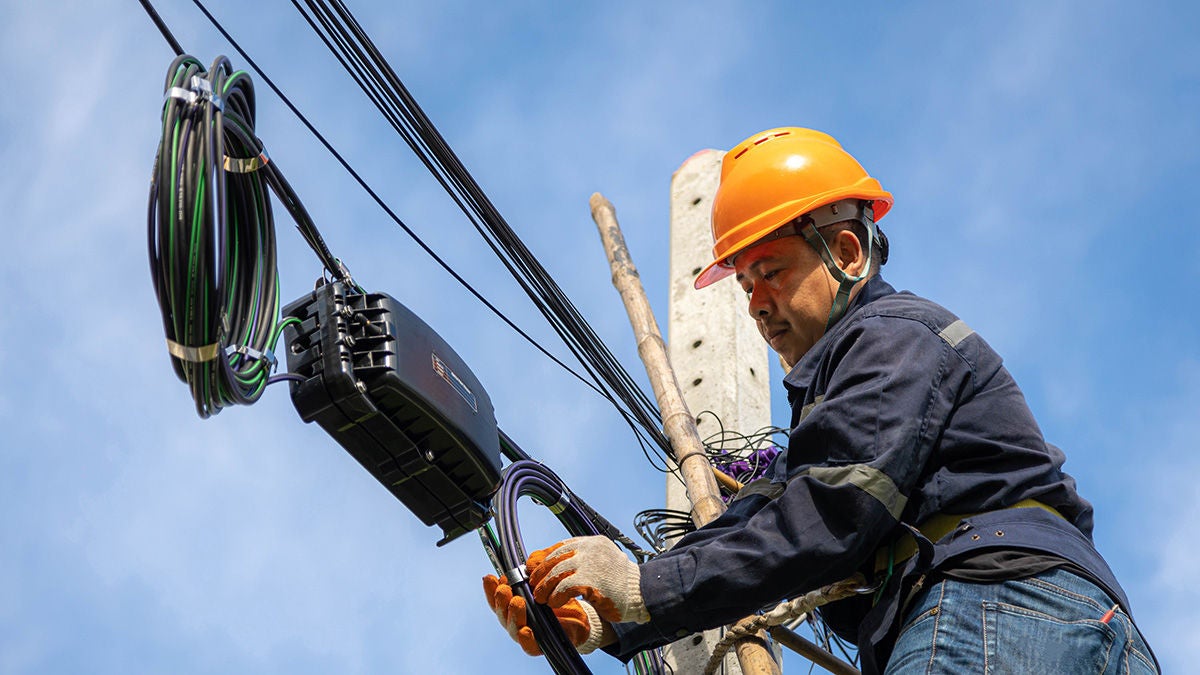 cabel technician on pole